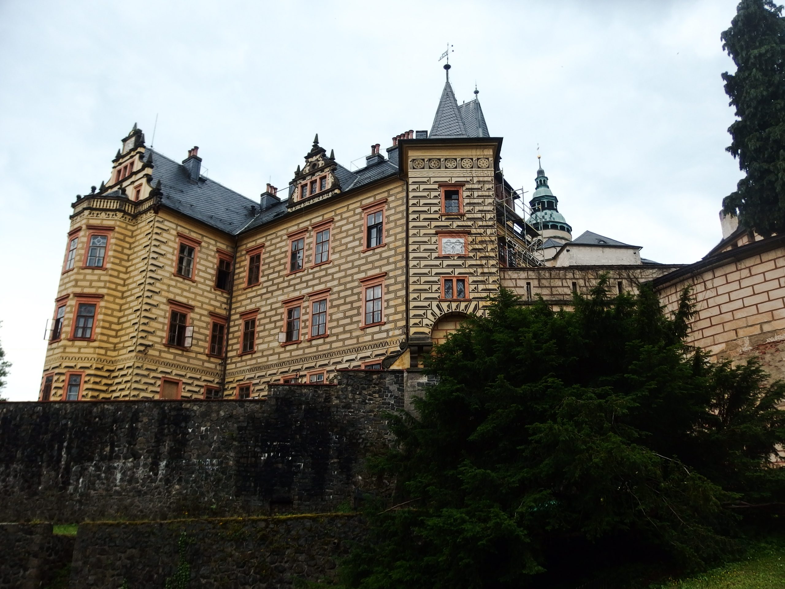 Zwiedzanie zamku Frýdlant w północnej części Czech, w kraju libereckim.